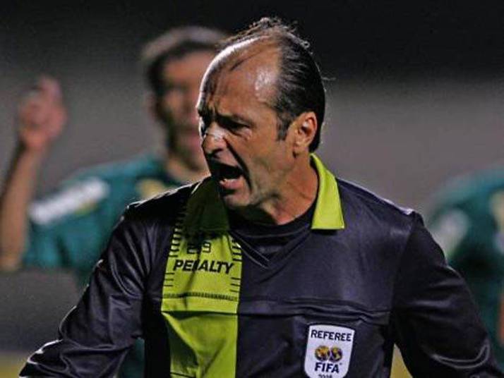 O ex-árbitro Carlos Eugênio Simon foi o representante do Brasil nas
últimas três Copas do Mundo. Hoje trabalha como comentarista e não
precisa esconder mais sua predileção pelo Internacional O ex-árbitro Carlos Eugênio Simon foi o representante do Brasil nas
últimas três Copas do Mundo. Hoje trabalha como comentarista e não
precisa esconder mais sua predileção pelo Internacional