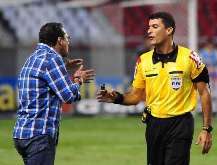 Sandro Meira Ricci é conhecido como árbitro que processou Neymar. Após
supostos comentários do jogador, via redes sociais, sobre sua
arbitragem. Ricci é torcedor do Cruzeiro Sandro Meira Ricci é conhecido como árbitro que processou Neymar. Após
supostos comentários do jogador, via redes sociais, sobre sua
arbitragem. Ricci é torcedor do Cruzeiro