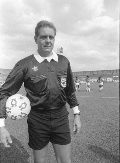 José Roberto Wright apitou a Copa de 1990. Torcedor do Fluminense o 
ex-árbitro ficou famoso após um jogo entre Atlético-MG e Flamengo, 
quando expulsou cinco jogadores do Galo ainda no primeiro tempo, encerrando a
 partida algum tempo depois por falta do número mínimo de jogadores e, 
como consequência, eliminando o Atlético da competição