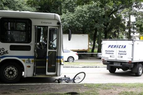 Jovem morreu após ser atropelada por ônibus na capital
