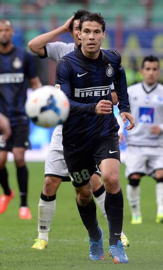 Quando se transferiu da Lazio para a Inter de Milão, Hernanes pediu R$ 800 mil mensais (R$ 9,6 por temporada) para defender o clube