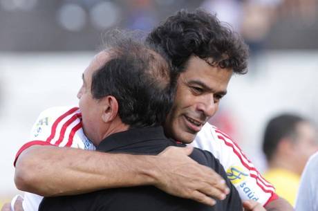 Jogo teve homenagem ao ex-jogador Raí
