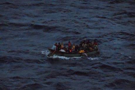 Centenas de imigrantes tentam entrar ilegalmente na Europa pelo mar