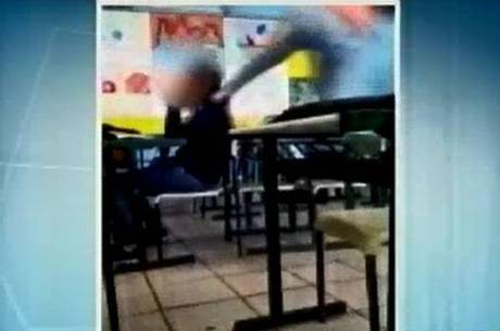 A agressora também arrasta a vítima pelos cabelos