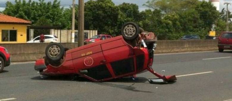 Segundo informações do Detran-DF, uma viatura do Corpo de Bombeiros foi fechada por um VW Gol na saída da Ponte JK, em Brasília, no fim da manhã deste domingo (30), e capotou. O condutor do carro oficial teve ferimentos leves, foi levado ao hospital e já teve alta. Ninguém mais se feriu. O motorista do carro que teria provocado o acidente não aceitou fazer o bafômetro e foi levado para delegacia da região com suspeita de embriaguez