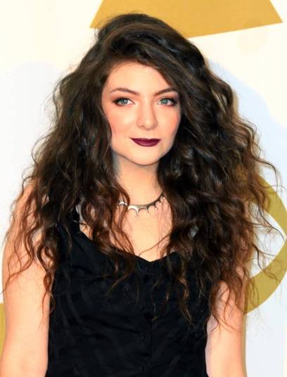A cantora Lorde, maior revelação musical de 2013, faz show no Brasil esta semana e chega em meio a uma polêmica nas redes sociais. A teen de 17 anos, que se apresentou no festival Lollapalooza do Chile, viu um jornal local publicar uma foto sua com Photoshop para, aparentemente, esconder suas espinhas. Veja mais detalhes a seguir e descubra histórias de outros famosos que também foram vítimas de bullying!