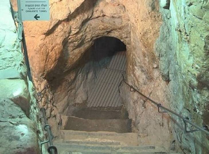 Depois de 15 anos de escavação conhecidos como os mais complexos já realizados em Israel, arqueólogos descobriram a Cidade da Primavera. A construção retoma a época de Davi e seu filho Salomão, reis de Israel. A cidade descoberta tem cerca de 3.800 anos Depois de 15 anos de escavação conhecidos como os mais complexos já realizados em Israel, arqueólogos descobriram a Cidade da Primavera. A construção retoma a época de Davi e seu filho Salomão, reis de Israel. A cidade descoberta tem cerca de 3.800 anos