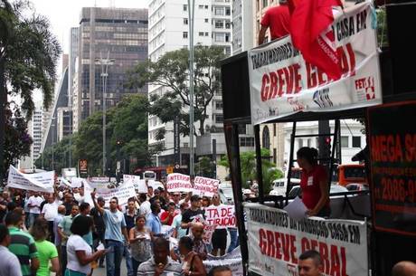Funcionários se reuniram na frente do Masp nesta manhã
