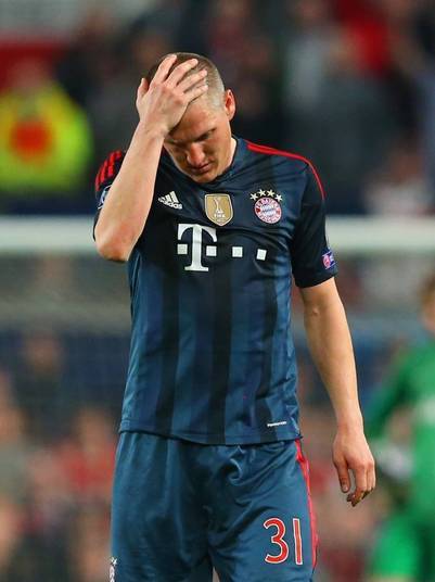 O craque alemão Schweinsteiger também machucou o joelho e pode ficar fora do Mundial. No último treino do Bayern, ele mal conseguia andar 