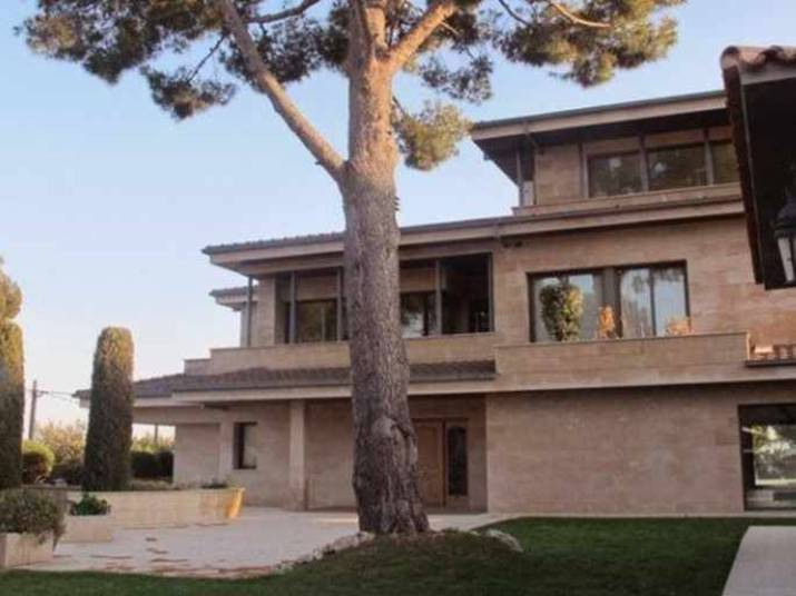 O casarão fica em um bairro afastado de Barcelona e dá ao jogador a privacidade que ele tanto gosta para curtir a mulher, Antonella, e o filho, Thiago O casarão fica em um bairro afastado de Barcelona e dá ao jogador a privacidade que ele tanto gosta para curtir a mulher, Antonella, e o filho, Thiago