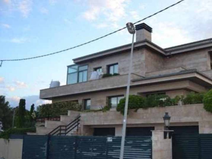 Neymar desembolsa R$ 54 mil por mês para viver confortavelmente em uma casa de 1000 metros quadrados com piscina, jardim com esculturas luxuosas e tudo que sua família e amigos têm direito Neymar desembolsa R$ 54 mil por mês para viver confortavelmente em uma casa de 1000 metros quadrados com piscina, jardim com esculturas luxuosas e tudo que sua família e amigos têm direito