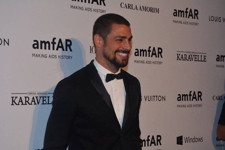 Cauã Reymond é daqueles famosos que são quase unanimidade feminina. O ator, que se separou de Grazi Massafera em dezembro de 2013, é um dos solteiros mais cobiçados, atualmente Cauã Reymond é daqueles famosos que são quase unanimidade feminina. O ator, que se separou de Grazi Massafera em dezembro de 2013, é um dos solteiros mais cobiçados, atualmente