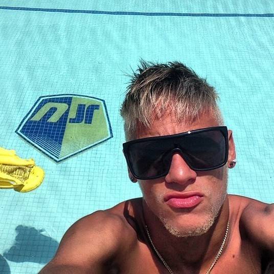 O jogador ex-Santos desembolsa cerca de R$ 55 mil por mês para viver
confortavelmente em uma casa de com 1000 metros quadrados e que ainda
conta com piscina, jardim com esculturas luxuosas e tudo que sua família
e amigos têm direito O jogador ex-Santos desembolsa cerca de R$ 55 mil por mês para viver
confortavelmente em uma casa de com 1000 metros quadrados e que ainda
conta com piscina, jardim com esculturas luxuosas e tudo que sua família
e amigos têm direito