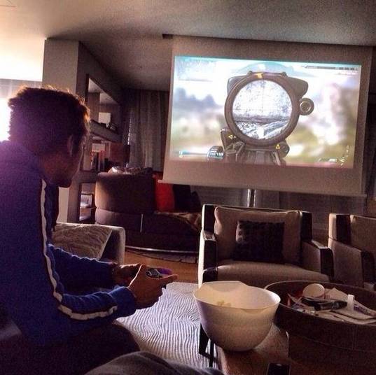 O craque também é um grande fã de videogames. Veja só o telão em que Neymar gosta de se divertir... O craque também é um grande fã de videogames. Veja só o telão em que Neymar gosta de se divertir...