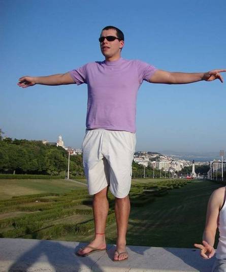 Tiago Pereira Faria nadou 1.9 km, pedalou 90.1 quilômetros e correu 21,1 quilômetros neste domingo (6) em Brasília. Mas foi após completar a competição do Ironman 70.3, no Pontão do Lago Sul, que ele se apoiou em uma das estruturas de metal e foi eletrocutado. O jovem de Caixas do Sul (RS), que se casara há um mês, completaria 29 anos nesta segunda-feira (7) Tiago Pereira Faria nadou 1.9 km, pedalou 90.1 quilômetros e correu 21,1 quilômetros neste domingo (6) em Brasília. Mas foi após completar a competição do Ironman 70.3, no Pontão do Lago Sul, que ele se apoiou em uma das estruturas de metal e foi eletrocutado. O jovem de Caixas do Sul (RS), que se casara há um mês, completaria 29 anos nesta segunda-feira (7)