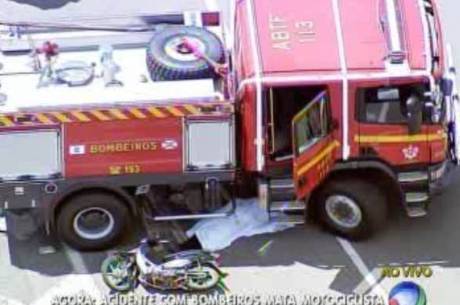 Motociclista teria tentado ultrapassar pela direita quando foi atingido pelo veículo