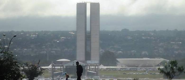 A meteorologia prevê sol alternado com pancadas de chuva e possíveis trovoadas para esta quarta-feira (8) no Distrito Federal. A temperatura deve variar entre 18°C e 22°C. A umidade relativa do ar fica entre 53% e 73%