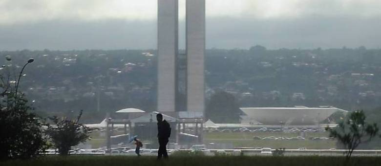 A terça-feira (27), será de sol alternado com pancadas de chuva e possíveis trovoadas no Distrito Federal, de acordo com a previsão meteorológica. A mínima prevista é de 16ºC e a máxima de 28ºC. A umidade relativa do ar deve ficar entre 42% e 77%
