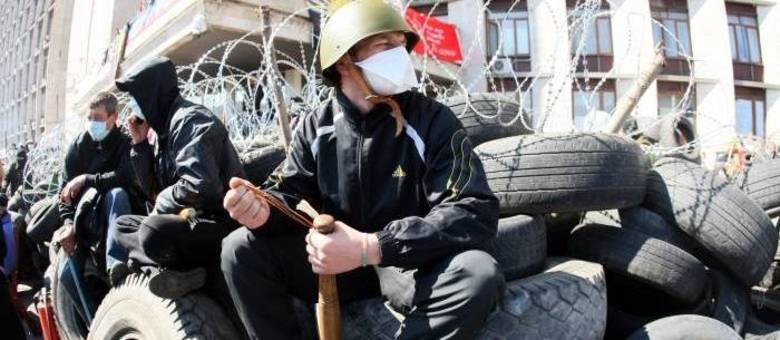 Manifestantes pró-Rússia construiram barricadas em volta de prédios públicos de Donetsk, na Ucrânia