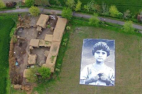A foto é de uma menina que perdeu os pais em ataque com drones