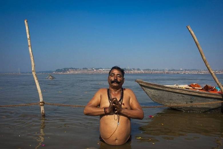 No hinduísmo, os Sahdus abandonam todos os seus bens materiais e família. Vivem na pobreza, em templos ou cavernas. Todos os dias pela manhã, eles devem tomar banho em água fria e recebem doações de devotos para sobreviverem 