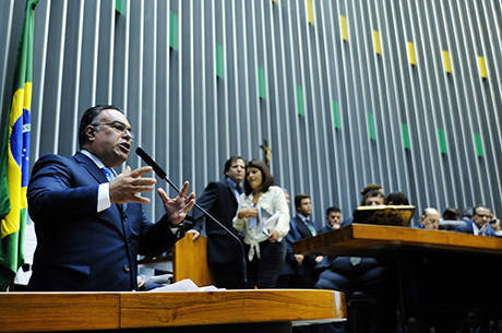 Risco de desgaste ao PT pode levar Vargas a deixar o mandato