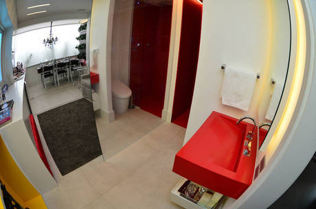 Para ampliar espaços, apartamento utiliza grandes espelhos