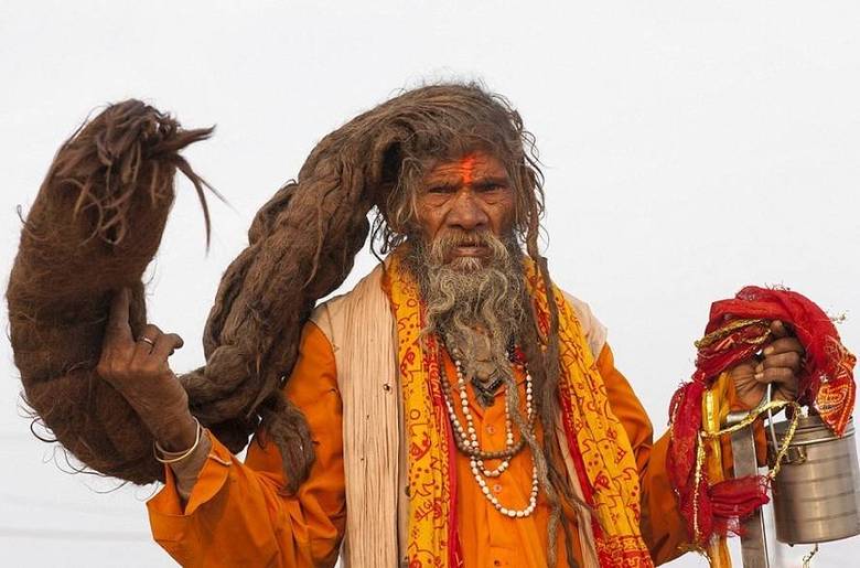 Como prova de resistência, muitos deixam seus cabelos crescerem até o pé porque acreditam que isso revela sua devoção aos deuses hindus 