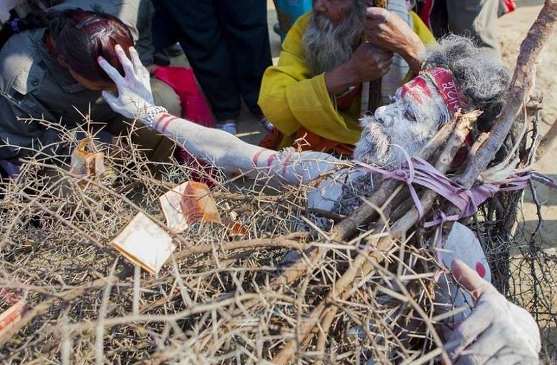 Em 2013, o festival reuniu cem milhões de peregrinos e se tornou o maior ajuntamento de humanos no mesmo propósito da história. Além de uma peregrinação para o devoto, o Kumbh Mela oferece uma oportunidade para os jovens se tornarem santos e se juntarem aos Sadhus. Para isso, devem dedicar suas vidas para alcançar libertação espiritual. Este seria o estágio máximo de uma vida, de acordo com o hinduísmo  