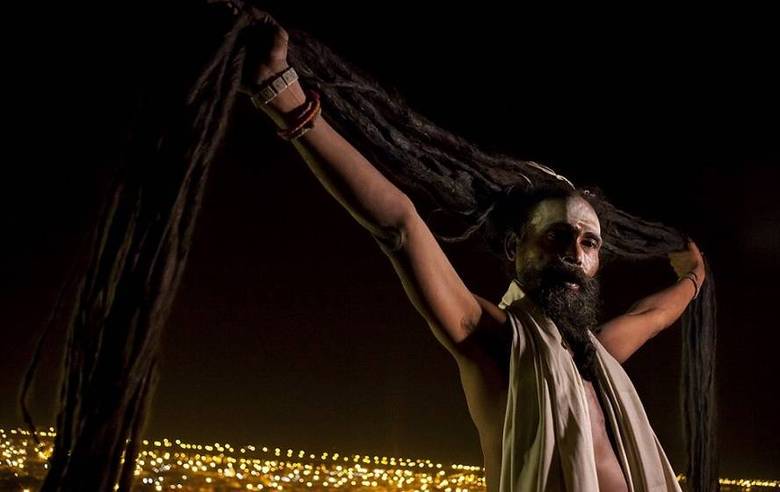 Os candidatos à se tornarem Sahdus cortam seus cabelos e o enterram nas margens do rio Ganges. Isso simboliza a renúncia da vida passada