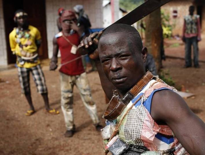 Em março de 2013, rebeldes muçulmanos, conhecidos como Selekas, derrubaram o então presidente da República Centro Africana, François Bozizé. Os abusos e assassinatos cometidos quando eles estavam no poder levaram à criação de milícias cristãs, conhecidas como “anti-balakas” Em março de 2013, rebeldes muçulmanos, conhecidos como Selekas, derrubaram o então presidente da República Centro Africana, François Bozizé. Os abusos e assassinatos cometidos quando eles estavam no poder levaram à criação de milícias cristãs, conhecidas como “anti-balakas”