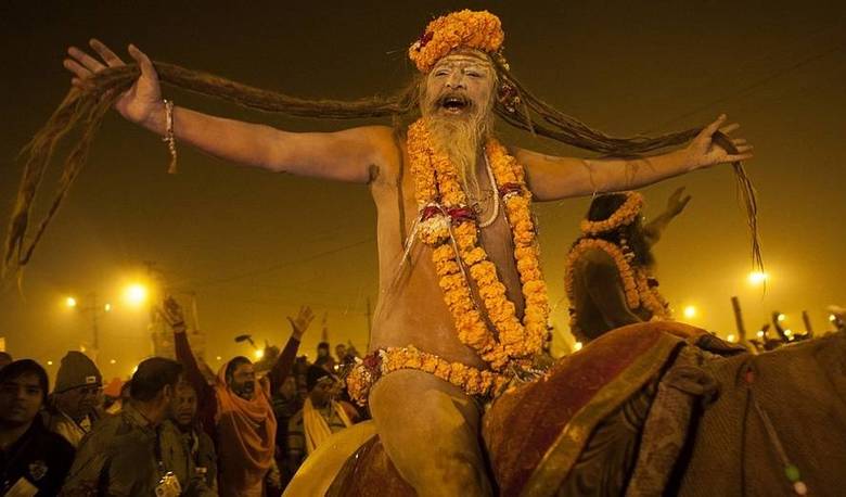 Alguns deles meditam em cima de cadáveres e em algumas situações, comem carne humana. Outros mostram sua fidelidade vestindo túnicas semelhantes as de Shiva e Vishnu (deuses hindus) e pintando seus rostos com símbolos sagrados