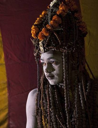 Os devotos se pintam com diferentes cores e fazem penteados especiais para celebrar o festival 