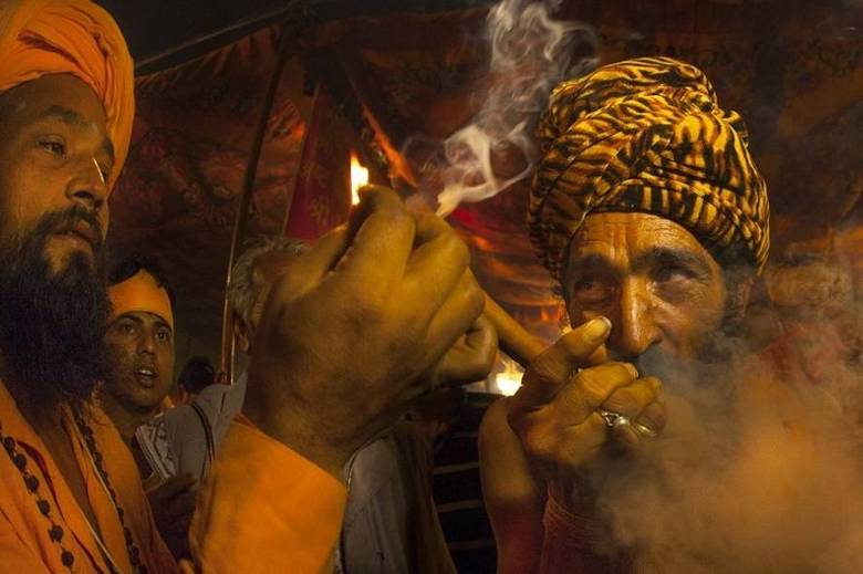 No festival Kumbh Mela, os peregrinos usam a maconha para alcançar maior espiritualidade. De acordo com Eric Lafforgue, fotógrafo que acompanhou os rituais, o cheiro da maconha é muito forte em todos os locais, já que a prática é comum em todo o país 