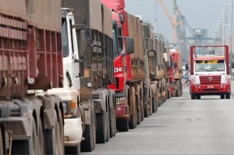Cena usual: fila de caminhões para acesso ao Porto de Santos (SP)