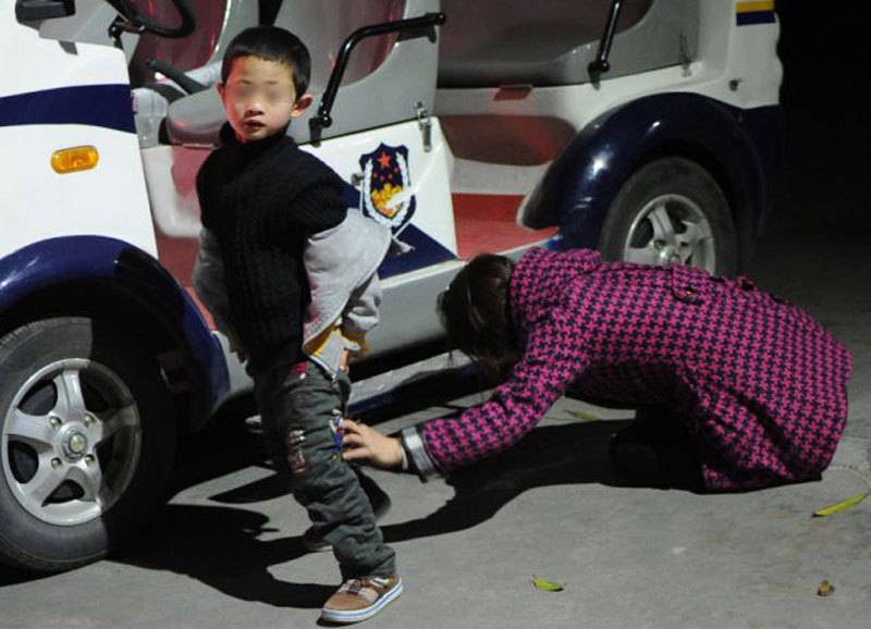 Foto de chines entregando filho ao governo Foto de chines entregando filho ao governo