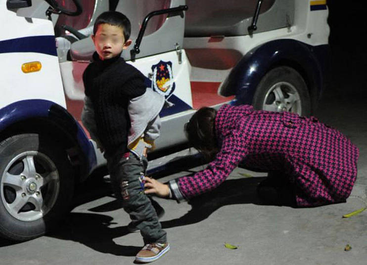 Todas as fotos da galeria foram tiradas no centro infantil da cidade de Guangzhou, segundos antes dos pais deixarem os filhos nas mãos de agentes do Estado. Esse é um dos 25 centros espalhados no país, que abrangem as 10 maiores províncias do país