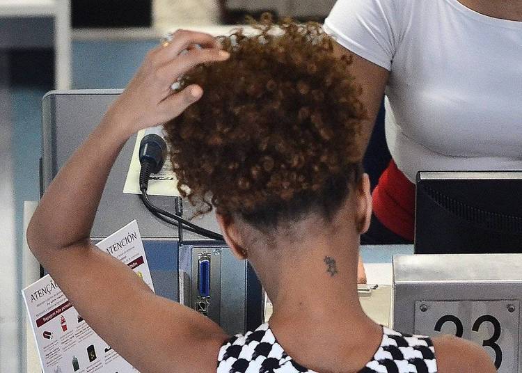 A tatuagem de Taís Araújo ficou bem aparente enquanto ela fazia o check-in no Aeroporto Santos Dumont, no Rio de Janeiro, nesta quarta-feira (9)