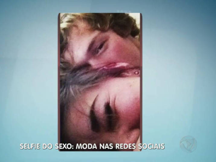 No Balanço Geral desta quinta-feira (10), Luiz Bacci exibiu uma matéria polêmica em que dividiu opiniões entre as pessoas entrevistadas e os telespectadores do programa: as selfies pós-sexo. Clique na galeria e entenda tudo sobre o assunto! No Balanço Geral desta quinta-feira (10), Luiz Bacci exibiu uma matéria polêmica em que dividiu opiniões entre as pessoas entrevistadas e os telespectadores do programa: as selfies pós-sexo. Clique na galeria e entenda tudo sobre o assunto!