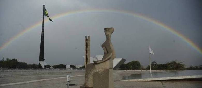 A primeira segunda-feira (4) de 2016 será de tempo nublado com chuvisco no Distrito Federal. De acordo com o Inmet (Instituto Nacional de Meteorologia), a temperatura máxima será de 26ºC e a mínima de 22ºC. Com isso a umidade relativa do ar se manterá alta durante todo dia, chegando a 94%