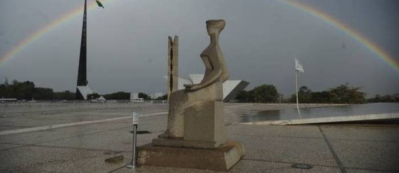 A previsão do tempo para esta quarta-feira (18) no Distrito Federal é de céu nublado com pancadas de chuva e trovoados isoladas. A temperatura máxima poderá alcançar os 28°C e a mínima será de 17°C. A umidade relativa do ar varia entre 95% e 45%