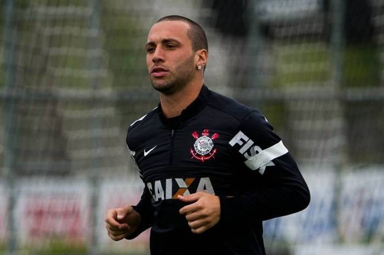 Guilherme também veio para resolver os problemas do meio de campo do Corinthians. O volante chegou quando Paulinho ainda estava no elenco, mas a intenção da diretoria em já ter um substituto à altura quando o jogador fosse negociado era clara. Quando foi exigido, Guilherme se saiu bem, mas mostrou ser bastante diferente do ídolo da Fiel. Deve ser companheiro de Elias no meio-campo alvinegro