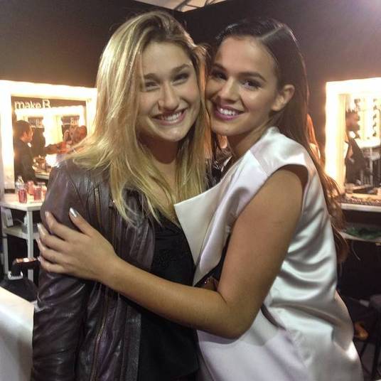 Sasha e Bruna Marquezine As gatas teen são amigas desde pequenas. Elas têm muito em comum, já que cresceram com a fama. As duas sempre protagonizam cliques fofos juntas e aparecem em eventos abraçadinhas. A diferença de idade — Bruna tem 18 anos, enquanto Sasha 15 — parece não atrapalhar Sasha e Bruna Marquezine As gatas teen são amigas desde pequenas. Elas têm muito em comum, já que cresceram com a fama. As duas sempre protagonizam cliques fofos juntas e aparecem em eventos abraçadinhas. A diferença de idade — Bruna tem 18 anos, enquanto Sasha 15 — parece não atrapalhar