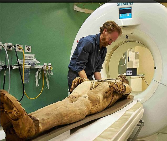 Cientistas usam tomografias para revelar segredos e luxos de múmias com mais de 3 mil anos