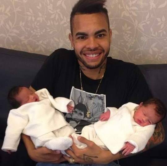 Em terras
brasileiras, o jogador voltou a usar as redes sociais para mostrar a primeira
fotinho dos bebês. Olha só felicidade dele na foto acima
segurando as gêmeas no colo!
— Apresento para vocês
minhas princesas #Rafaella e#Sophia !!!
@dani_souza obrigado minha vida te amo muito !! @principe_brunolucas Em terras
brasileiras, o jogador voltou a usar as redes sociais para mostrar a primeira
fotinho dos bebês. Olha só felicidade dele na foto acima
segurando as gêmeas no colo!
— Apresento para vocês
minhas princesas #Rafaella e#Sophia !!!
@dani_souza obrigado minha vida te amo muito !! @principe_brunolucas