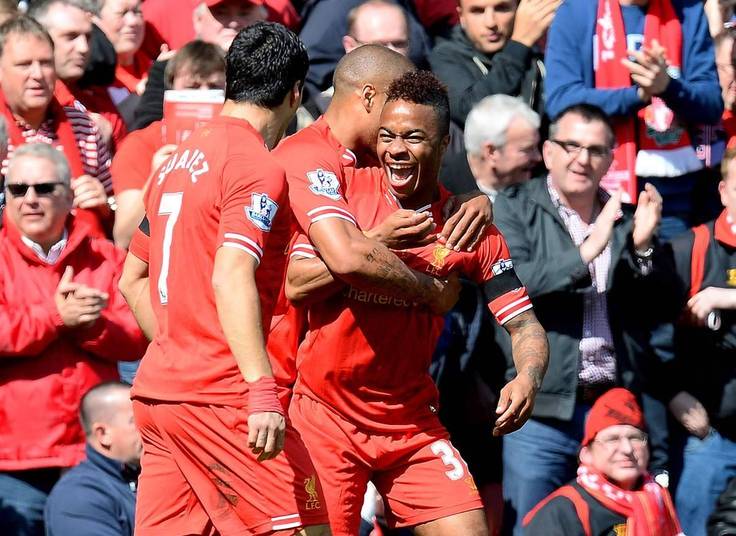 Diferentemente do que alguns imaginam, futebol se vive de
títulos, sim! E alguns clubes ficaram ou estão há um bom tempo sem saber o que
é isso. Quem já nem se lembra mais de ver seu time levantar uma taça são os
torcedores do Liverpool. Os ‘Reds’, como é conhecido o time inglês, não vence
um título há 24 anos. Esse jejum pode ser quebrado nessa temporada, já que o
clube está na briga pelo título do Campeonato Inglês. Será que agora vai?
Relembre a seguir algumas filas do esporte