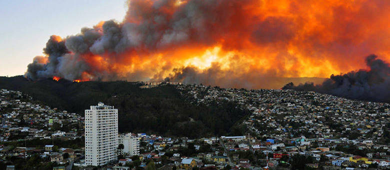 Fogo já destruiu cerca de mil casas e 800 hectares; governo precisou desalojar 10 mil moradores da região