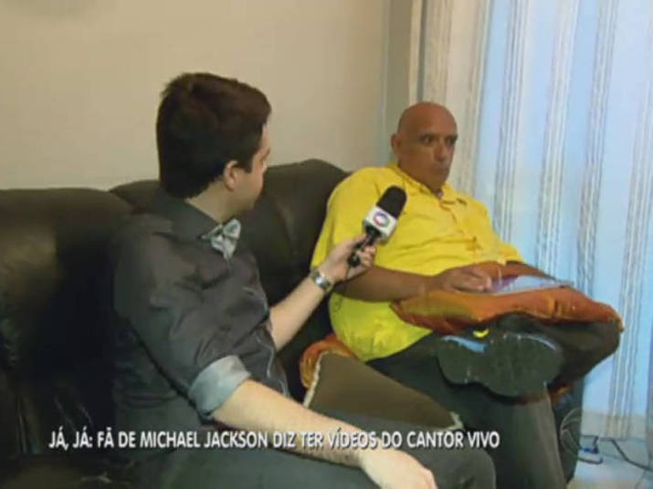 JORNALISTA EXIBE VÍDEOS E GARANTE: "MICHAEL JACKSON NÃO MORREU E ME PEDIU POR EMAIL PARA AVISAR AOS FÃS" 2 15/04/2014 Sentados no sofá, Dirceu comentou o motivo de Michael ter inventado a própria morte há quase cinco anos.— Ele morreu para poder viver. Ele não ia aguentar fazer os 50 shows em Londres. Ele tinha 50 quilos em 1,78m de altura. Ele fez isso para poder viver com os filhos e pagar as dívidas deleQual a sua opinião sobre a morte de Michael Jackson? Clique aqui e responda!Assista ao vídeo e confira toda a reportagem com o jornalista no palco do Balanço Geral!