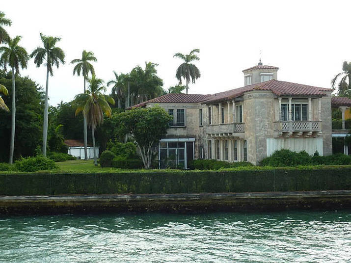 O ex-piloto campeão de F1 e Indy, Emerson Fittipaldi é um velho conhecido de Miami. Só uma das casa dele na cidade vale mais de R$ 28 milhões (US$ 13 milhões), colocada à venda em maio de 2013