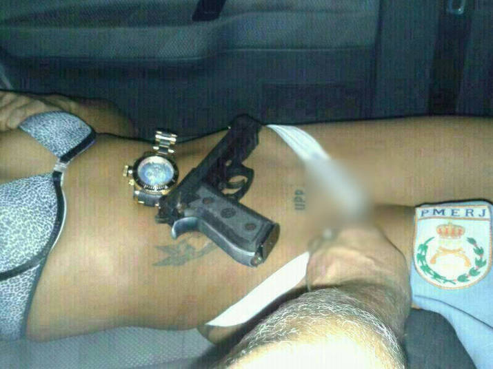 Ainda segundo policiais militares, a mulher não se importa de ser fotografada após ter relações sexuais com os PMs